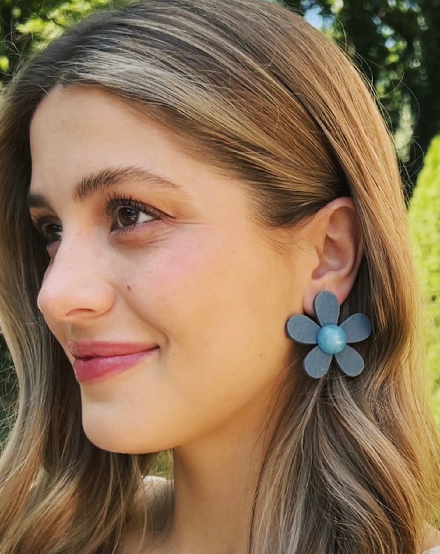 THE BLUE DAISY